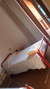 a bed in a room with a window at Albergo Legazzuolo Montecampione in Artogne