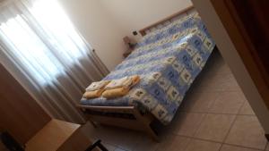 um quarto com uma cama com um edredão azul em Albergo Legazzuolo Montecampione em Artogne