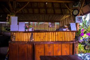 un bar en bois avec une horloge au-dessus dans l'établissement Puri Sunny Camp, à Munduk