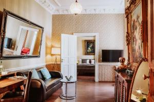 a living room with a couch and a mirror at Honigmond Boutique Hotel in Berlin