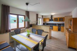 cocina y comedor con mesa y sillas en Ferienwohnung Habermehl en Oppenau