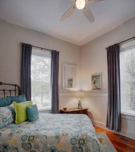 1 dormitorio con 1 cama y ventilador de techo en Newly Renovated Stunning Space, en Savannah