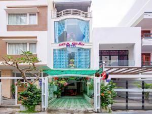 un edificio con un cartel que lee nuevo hotel de la ciudad en OYO 828 Hoa Giay Hotel, en Nha Trang