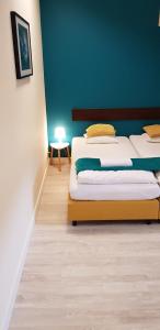 Łóżko lub łóżka w pokoju w obiekcie Hello Hostel & Apartments