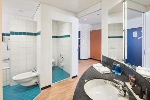 Bilik mandi di Hotel Banana City Winterthur