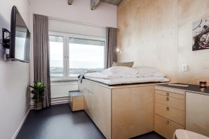 ein kleines Schlafzimmer mit einem Bett und einem Fenster in der Unterkunft Forenom Hotel Arlanda in Arlanda