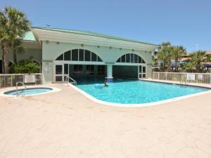 巴拿马城海滩Celadon Beach的建筑物前有一个大型游泳池。