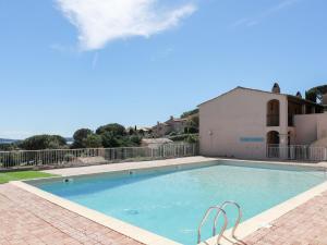 Guerre VieilleにあるHoliday Home Les Bastides de Guerrevieille-3 by Interhomeの家の前のスイミングプール