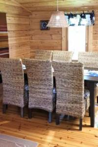 een eetkamer met rieten stoelen en een tafel bij Holiday Home Niittylahti by Interhome in Koro