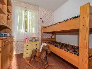 una camera da letto per bambini con due letti a castello e un cavallo giocattolo di Holiday Home Solgläntan by Interhome a Alskat