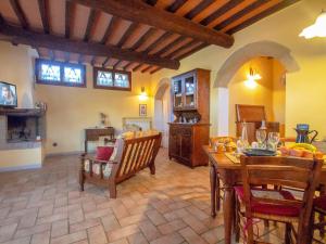 uma grande sala de estar com mesa e cadeiras em Holiday Home Capanna di Sotto by Interhome em Villa Bertolli