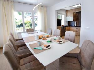 ein Esszimmer mit einem weißen Tisch und Stühlen in der Unterkunft Holiday Home Nelli by Interhome in Calpe