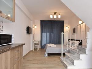 Piccola camera con letto e scala di Azur Apartments - Nikiti Halkidiki a Nikiti