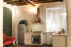 a kitchen with a stove and a refrigerator at Chilling'Monti in Rome