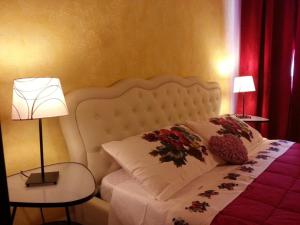 - une chambre avec un lit avec deux tables et une lampe dans l'établissement B & b Oasis Passion Fiera - Triple room, à Rho