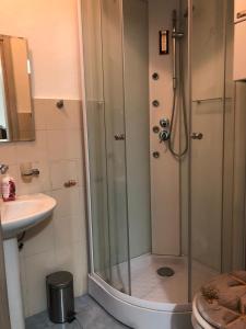 een badkamer met een douche en een wastafel bij B & b Oasis Passion Fiera - Triple room in Rho