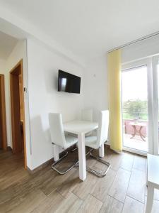 Televízia a/alebo spoločenská miestnosť v ubytovaní Apartments Karla