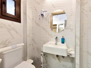 un bagno bianco con lavandino e specchio di Azur Apartments - Nikiti Halkidiki a Nikiti Altre 71 foto