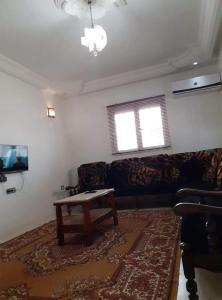 uma sala de estar com um sofá e uma mesa de centro em Diar Karim Djerba em Midoun