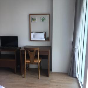 escritorio con silla y espejo en la habitación en TEAK VILLA, en Bangna 34 fotos más