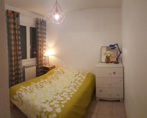 - une chambre avec un lit, une commode et une lampe dans l'établissement Cosy Room in the centre, à Saint-Laurent-du-Var