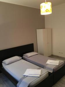 ein Zimmer mit 2 Betten und Handtüchern darauf in der Unterkunft Affittacamere Real Fly in Bologna