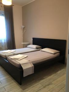 ボローニャにあるAffittacamere Real Flyの大型ベッド(サイドサイド)が備わる客室の大型ベッド1台分です。