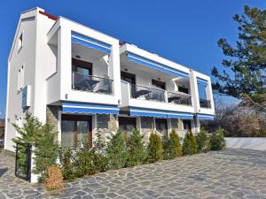 un edificio bianco con accenti blu di Azur Apartments - Nikiti Halkidiki a Nikiti