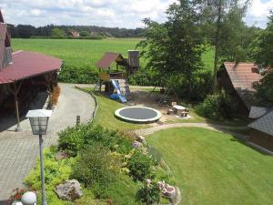 eine Luftansicht auf einen Hinterhof mit Spielplatz in der Unterkunft Ferienanlage Karolinenhof 2 in Haundorf