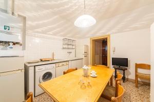 kuchnia z drewnianym stołem i jadalnią w obiekcie CASA VESCOVO, free Wi-Fi near San Marco Square w Wenecji +19 zdjęć