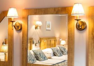 En eller flere senge i et værelse på Brown Trout Golf & Country Inn
