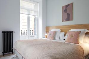 Posteľ alebo postele v izbe v ubytovaní Mayor Suite 3 by FeelFree Rentals
