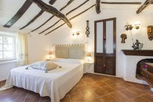 Un dormitorio con una cama y una chimenea. en Villa La Liccia Misia, en Santa Teresa Gallura 69 fotos más