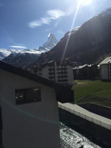 Aussicht vom Dach eines Gebäudes mit einem Berg in der Unterkunft Haus Pirata in Zermatt