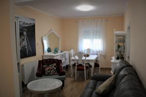 ein Wohnzimmer mit einem Sofa und einem Tisch in der Unterkunft CASA AMABLE in La Roza