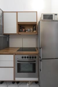 una cucina con fornelli e frigorifero di Central Garden Apartments a Vienna Altre 27 foto