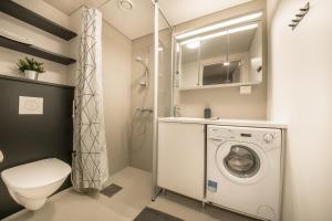 A bathroom at Spot Apartments Hiekkaharju