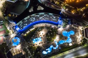 依克希亞的住宿－Akti Imperial Deluxe Resort & Spa Dolce by Wyndham，夜间从空中欣赏大楼的景色