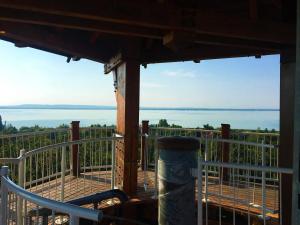 Balkón alebo terasa v ubytovaní Balaton Wellness Tom Cat nyaraló 1 wellness és 1 gyermekbarát apartmannal