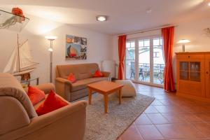 una sala de estar con un sofá y una mesa en Ferienwohnung Strandrose, en Thiessow