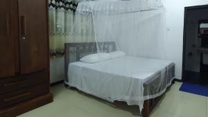 Una cama o camas en una habitación de Bandulas Beach House