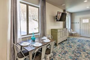 Un comedor con una mesa y una ventana. en Anchorage Studio Escape about 14 Miles from Downtown!, en Anchorage