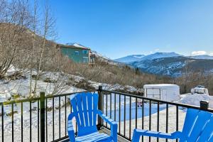 2 sedie blu sedute sopra un balcone di Anchorage Studio Escape about 14 Miles from Downtown! ad Anchorage