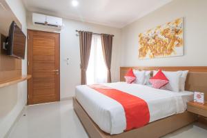 A bed or beds in a room at OYO 3018 Vin Stay
