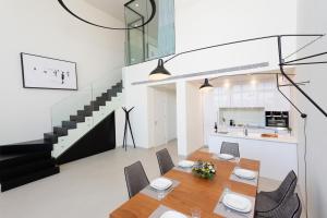 Galeriebild der Unterkunft Unique Loft 1BR in White City by HolyGuest in Tel Aviv