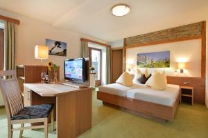 Telewizja i/lub zestaw kina domowego w obiekcie Hotel Reitlwirt