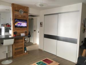 un soggiorno con porta scorrevole e scrivania di Lovely Studio Cannes a Cannes