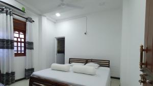 Una cama o camas en una habitación de Bandulas Beach House