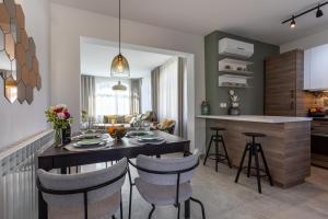 a kitchen and living room with a table and chairs at Pansion Tina in Šilo