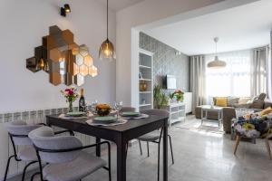 a dining room and living room with a table and chairs at Pansion Tina in Šilo